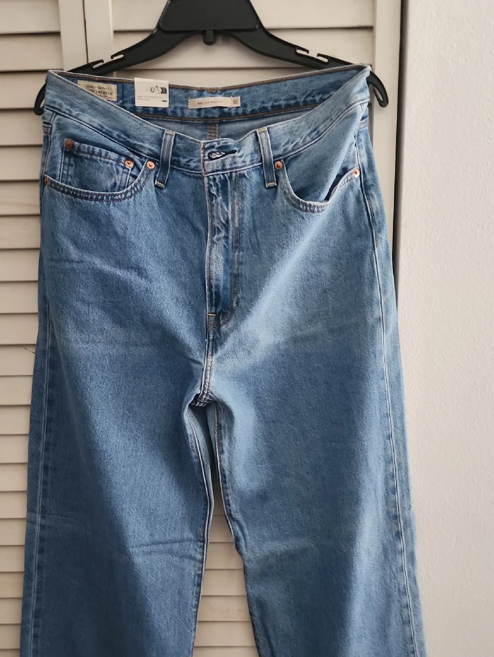 BRAND NEW LEVIS Classic Light Blue RIBCAGE WIDE Leg Jeans IN A SIZE 30 - Picture 2 of 10